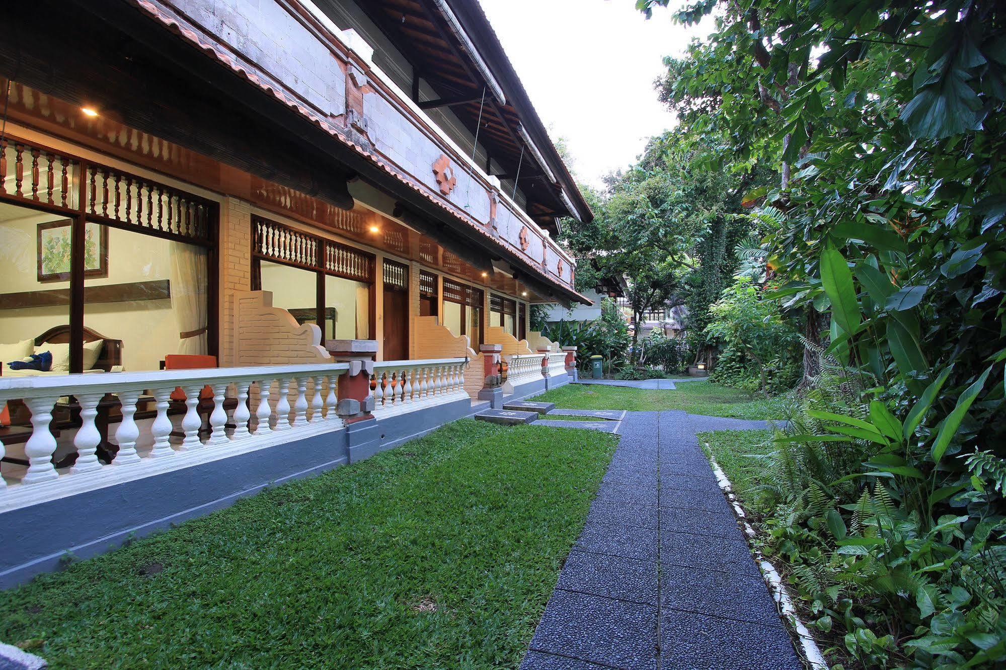 The Taman Ayu Hotel Семиняк Екстериор снимка